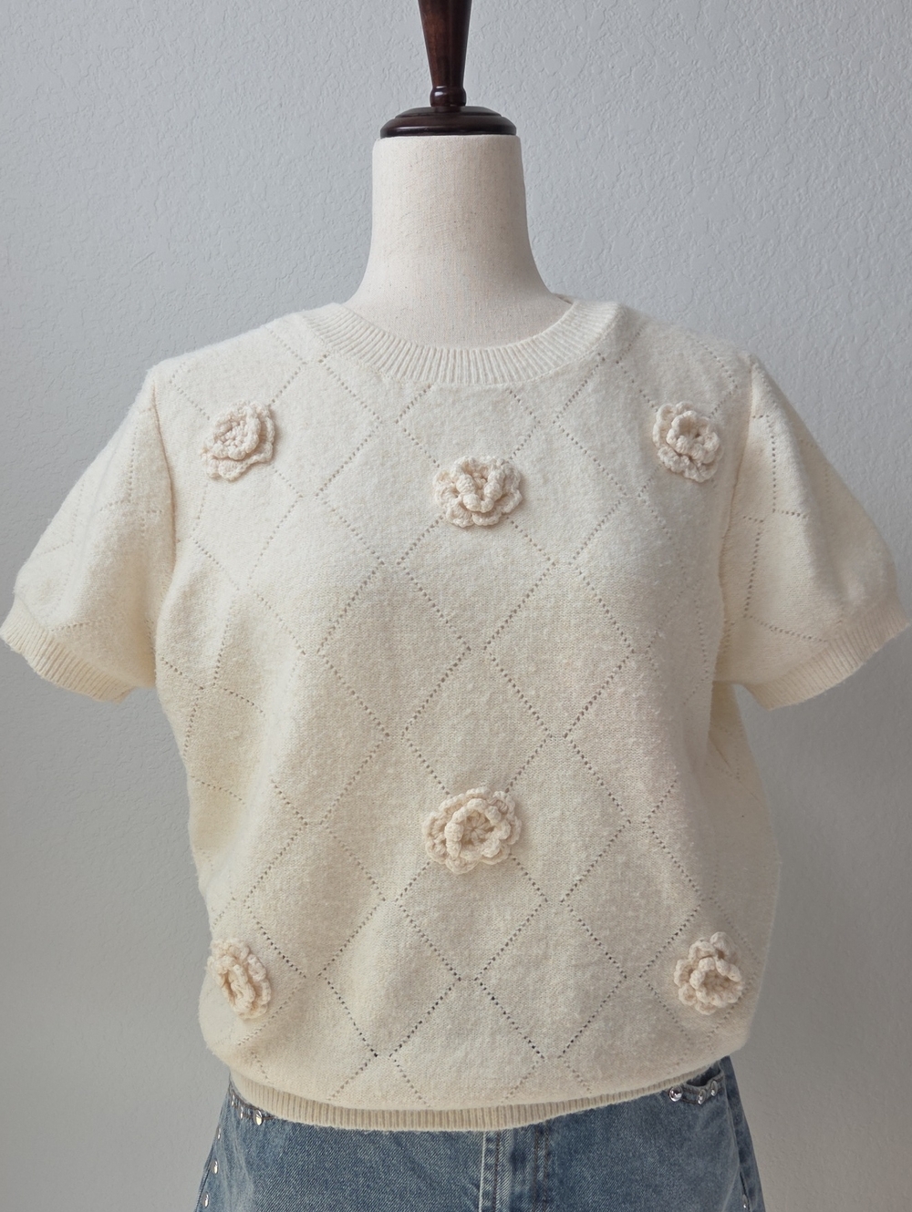 CeCe Cream Short-Sleeve Appliqué Sweater Cropped Feminine Classic Crochet Flower